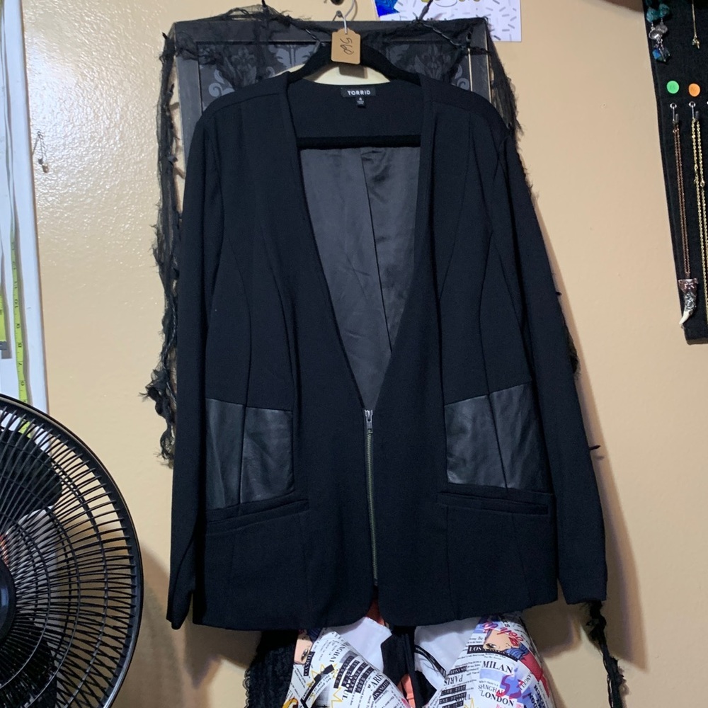 #0 037 size 4 TORRID like new Black Ponte Faux Leather Corset back Blazer